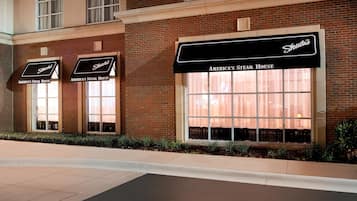 Un edificio de ladrillo con dos letreros que dicen "Shula's America’s Steak House".