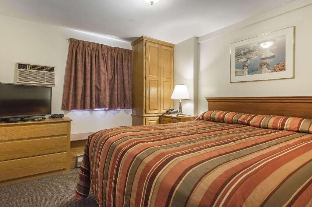Desk, iron/ironing board, rollaway beds, free WiFi