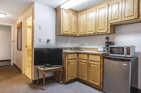 Desk, iron/ironing board, rollaway beds, free WiFi