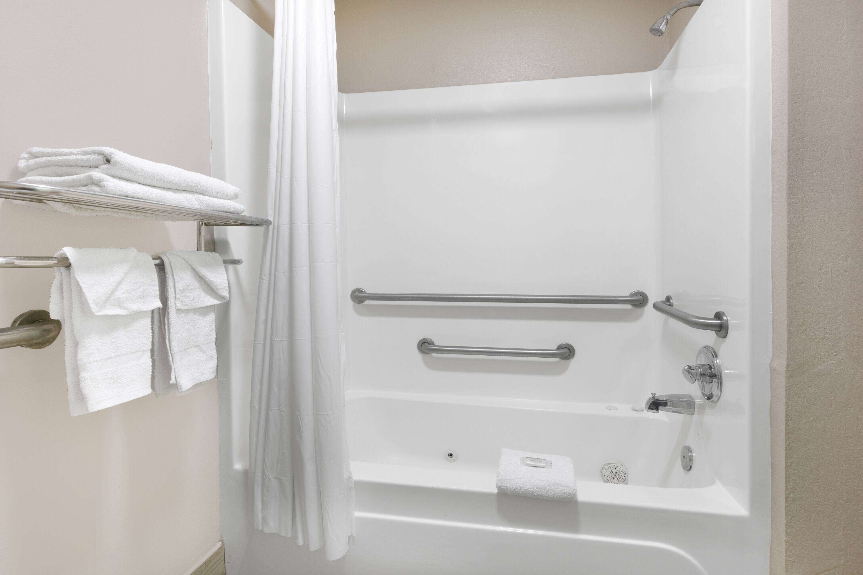 Combined shower/bathtub, free toiletries, hair dryer, towels