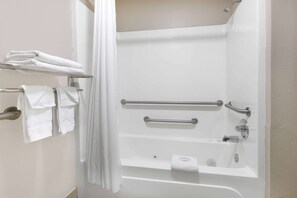 Combined shower/tub, free toiletries, hair dryer, towels