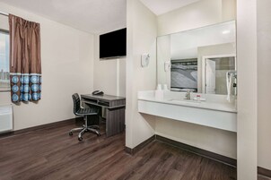 Room, 1 Queen Bed, Non Smoking | In-room safe, blackout drapes, iron/ironing board, free WiFi