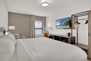 Standard Room, 1 King Bed, Non Smoking | 1 bedroom, desk, laptop workspace, blackout drapes
