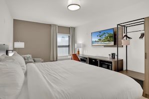 Standard Room, 1 King Bed, Non Smoking | Desk, laptop workspace, blackout drapes, free WiFi