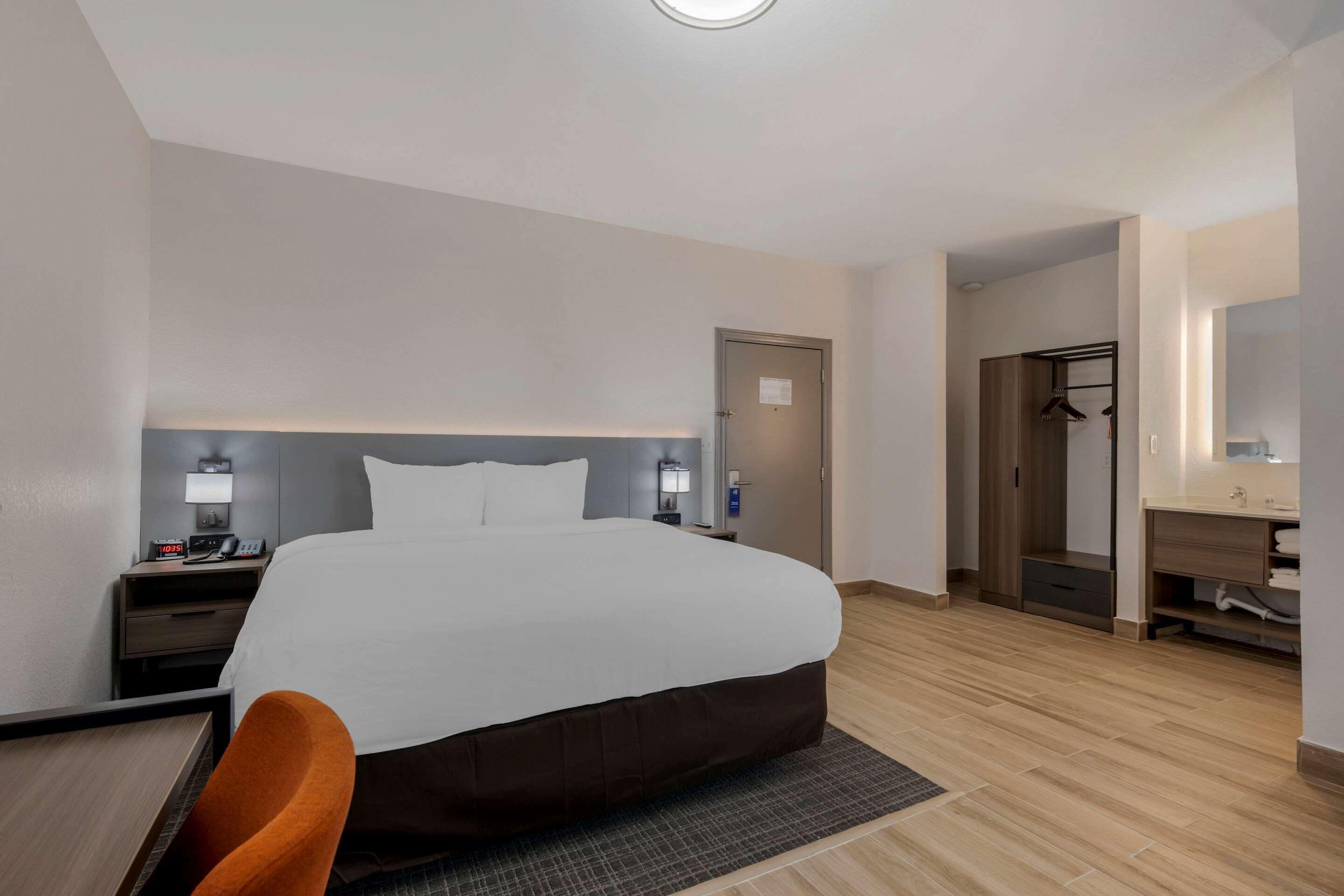 デスク、ノートパソコン用作業スペース、遮光カーテン、WiFi (無料)