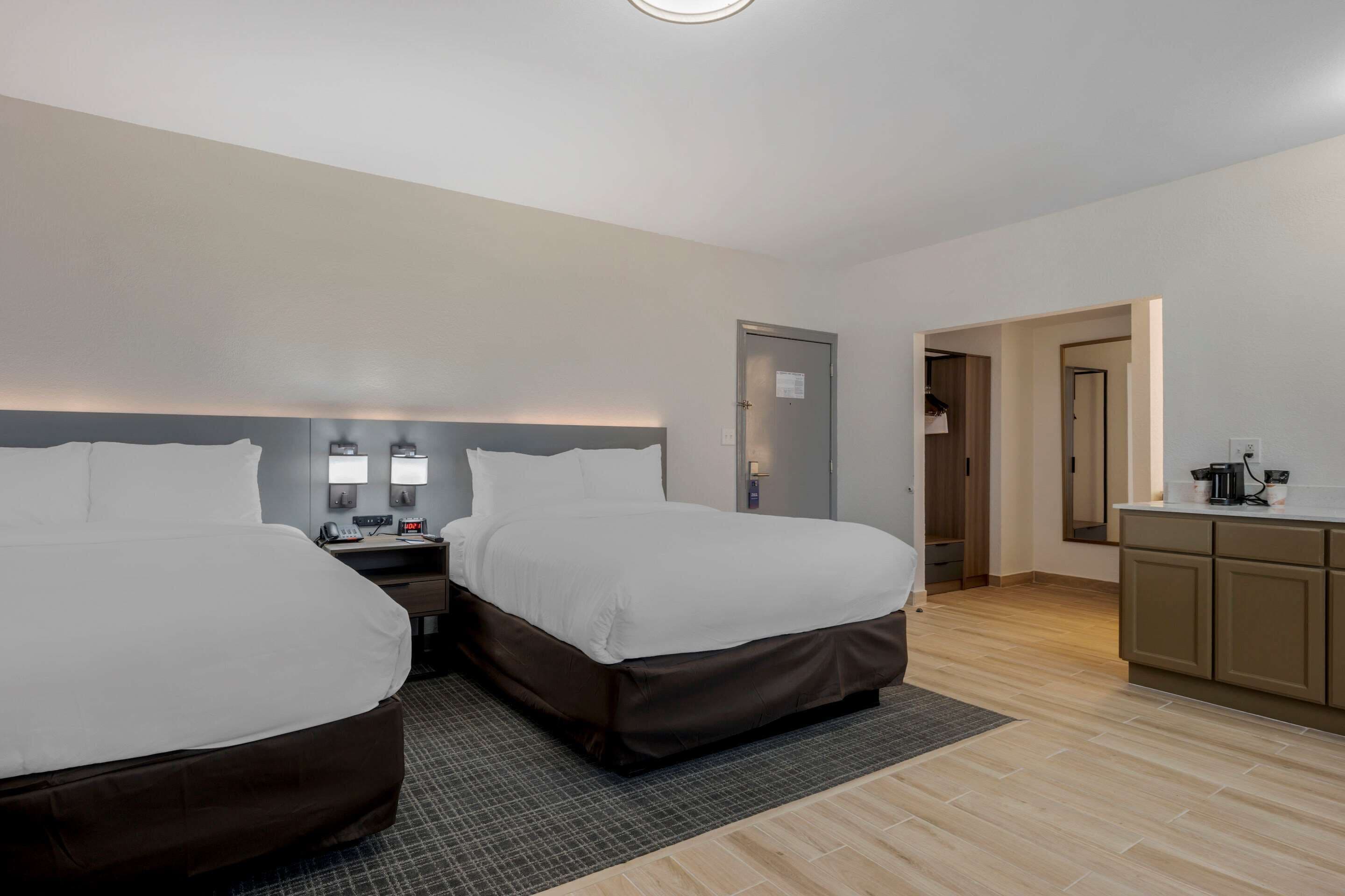 Suite, varias camas, para no fumadores | Escritorio, espacio para trabajar con laptop y cortinas blackout 