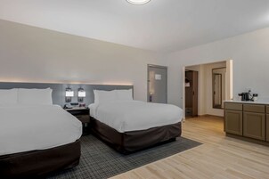 Lakosztály, több ágy, nemdohányzó | Íróasztal, laptophoz jól használható munkafelület és sötétítőfüggöny