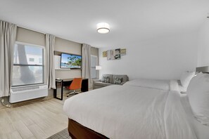 Escritorio, espacio para trabajar con un portátil, cortinas opacas