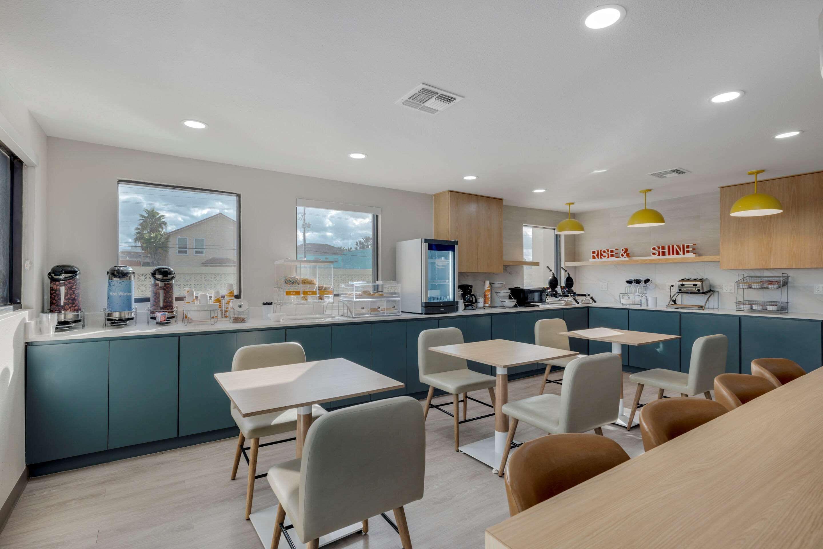 朝食 (コンチネンタル ブレックファスト)、毎日提供 (無料)