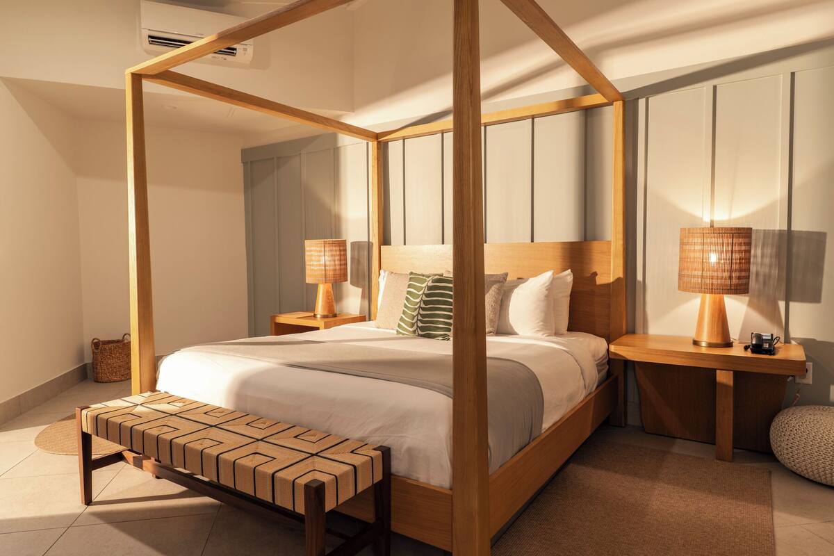 Buttonwood Suite Tropical View 1 King Bed | เครื่องนอนระดับพรีเมียม, ตู้นิรภัยในห้องพัก, โต๊ะทำงาน, ผ้าม่านกัน  แสง