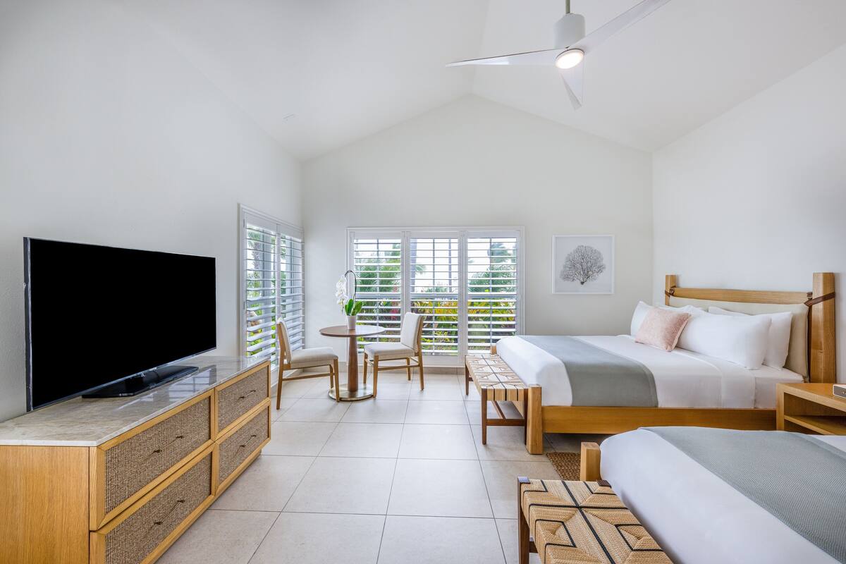 Sable Junior Suite Ocean Front 2 Queen Beds | เครื่องนอนระดับพรีเมียม, ตู้นิรภัยในห้องพัก, โต๊ะทำงาน, ผ้าม่านกัน แสง