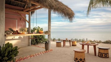 Bar tepi kolam renang