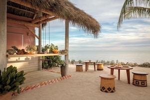 Bar junto a la piscina