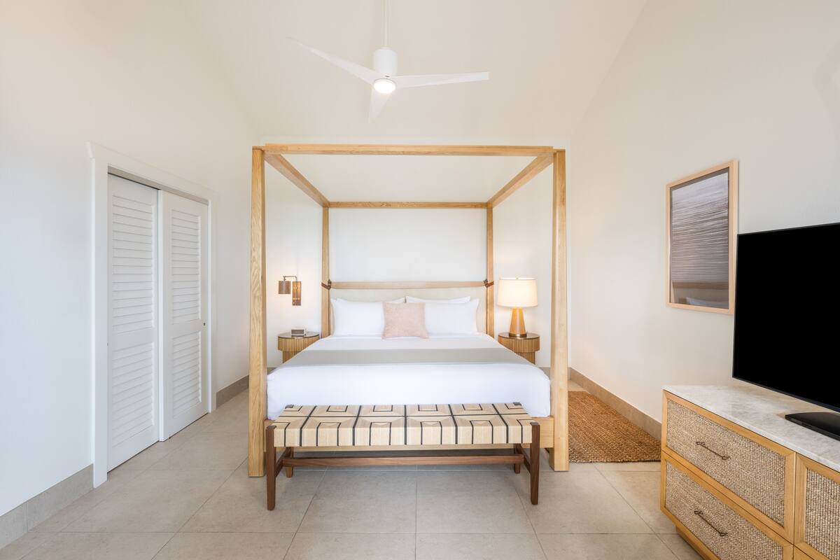 Coco Plum Junior Suite Ocean Front 1 King Bed | เครื่องนอนระดับพรีเมียม, ตู้นิรภัยในห้องพัก, โต๊ะทำงาน, ผ้าม่านกันแสง