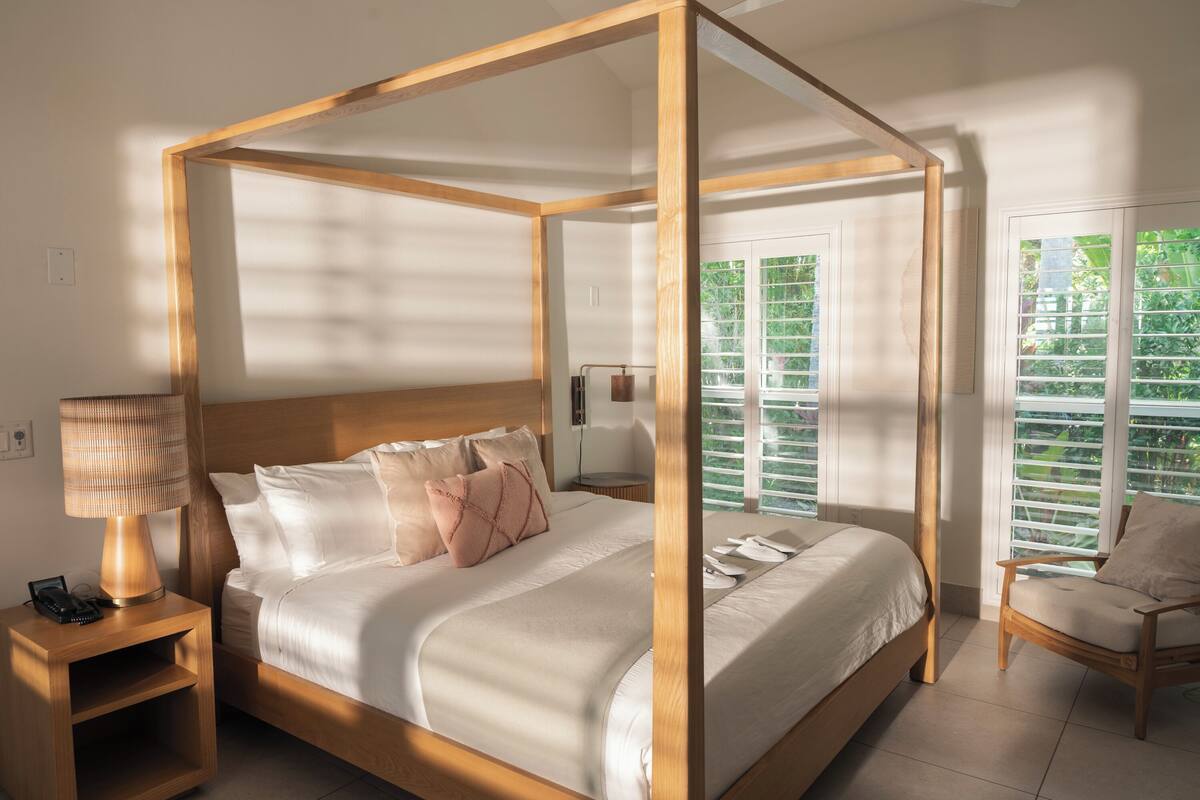 Plumeria Deluxe Suite Ocean Front 1 King Bed | เครื่องนอนระดับพรีเมียม, ตู้นิรภัยในห้องพัก, โต๊ะทำงาน, ผ้าม่านกันแสง
