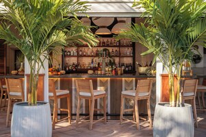 3 restaurants, breakfast served