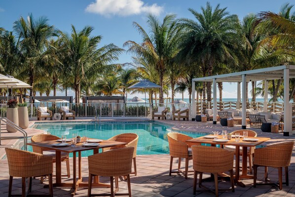 2 من حمّامات السباحة الخارجية، كبائن (بتكلفة إضافية)