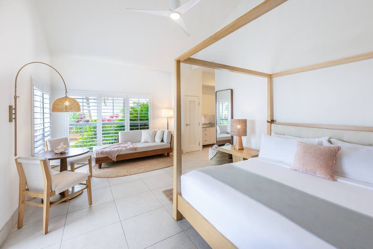 Orchid Junior Suite Ocean Front 1 King Bed | เครื่องนอนระดับพรีเมียม, ตู้นิรภัยในห้องพัก, โต๊ะทำงาน, ผ้าม่านกัน แสง