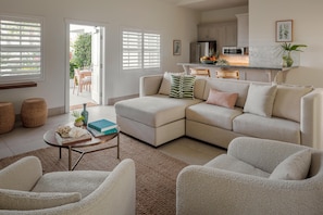 أغطية فراش متميزة وخزنة داخل الغرفة ومكتب وستائر تعتيم