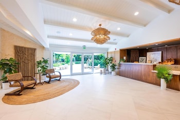 Hotel entrance and lobby at Islander Resort