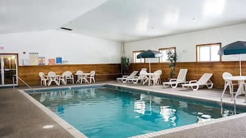 Indoor pool, sun loungers