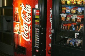 朝食 (コンチネンタル ブレックファスト)、毎日提供 (無料)
