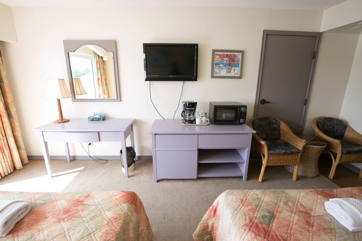Habitación estándar, frente al mar | Caja fuerte, escritorio, tabla de planchar con plancha y cunas gratuitas