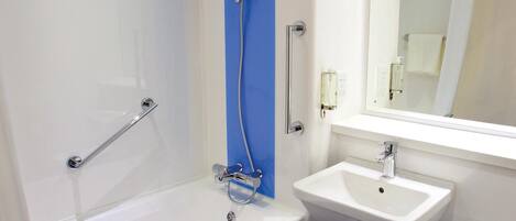 Ein modernes Badezimmer mit Badewanne, Waschbecken und Toilette.