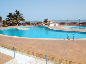 Alberca al aire libre y camastros 