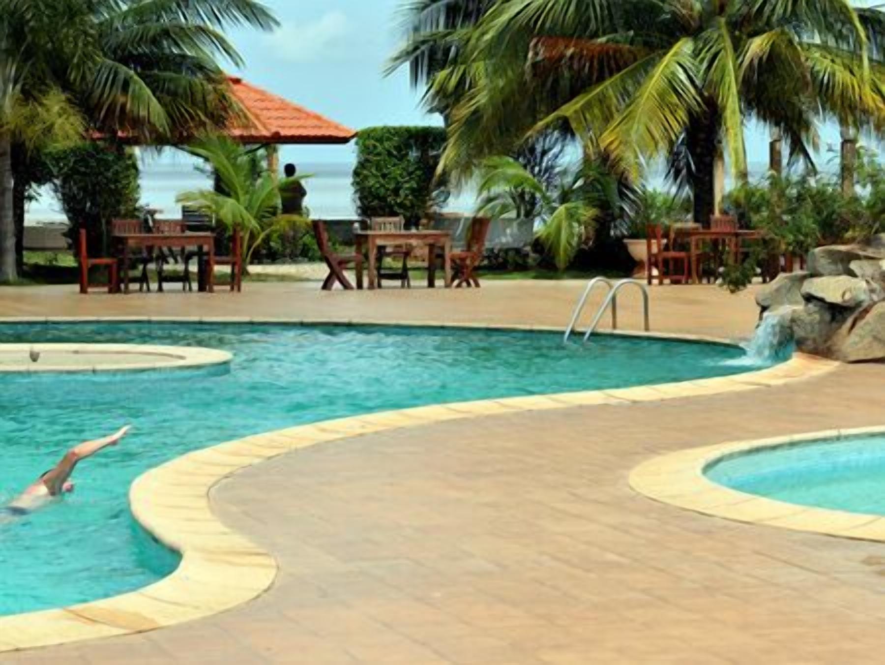 Alberca al aire libre y camastros 