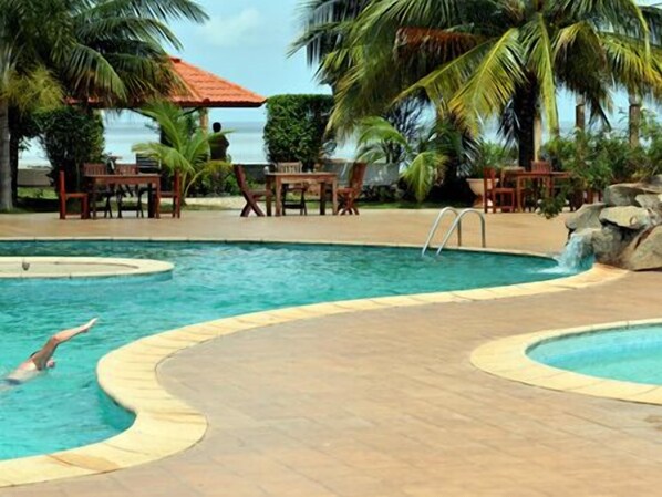 Piscine extérieure, chaises longues