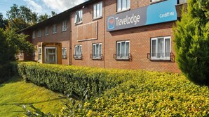 Exterior - Travelodge Cardiff M4 (Cardiff)