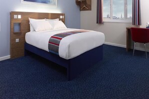A hotel room with a bed, a desk, and a chair. - Travelodge Dumfries (Dumfries)