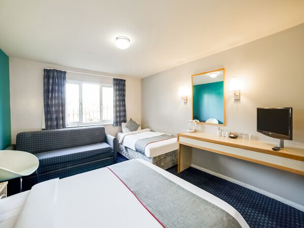 Deluxe Triple Room, Multiple Beds | Desk, free WiFi, bed sheets