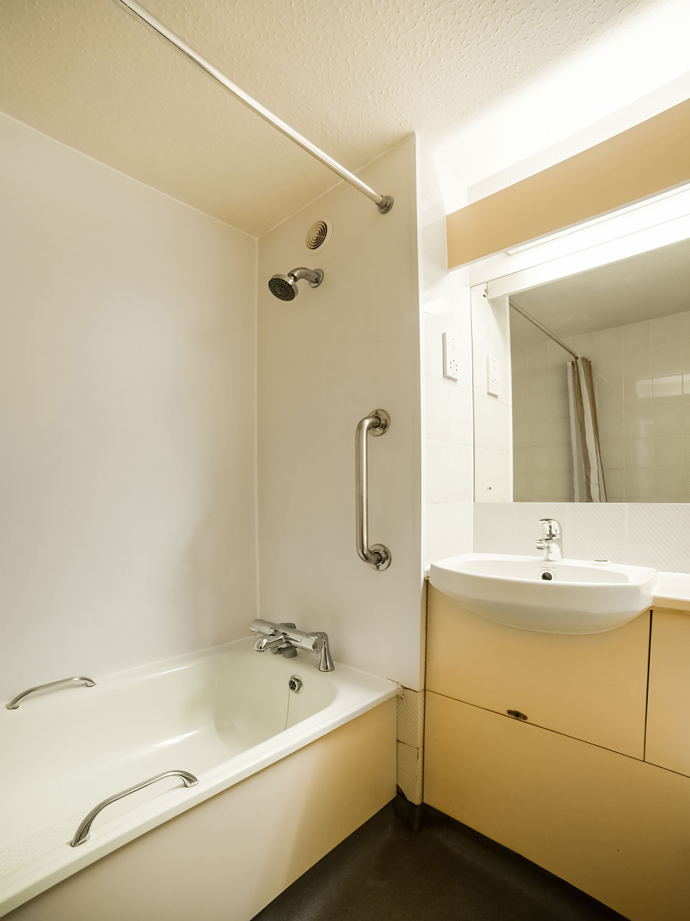 Ein Badezimmer mit Badewanne, Dusche, Waschbecken und Spiegel.