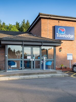 A Travelodge building with a clear sign, a no-smoking sign, and a parking sign. - Travelodge Stirling M80 (Stirling)