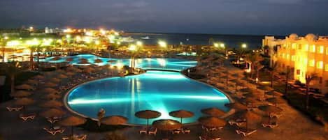 Indoor pool, 8 outdoor pools