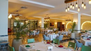 8 restaurantes; se sirve cocina internacional 