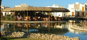 8 restaurantes, cocina internacional