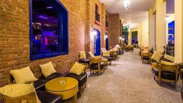 8 restaurants, international cuisine