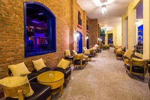 8 restaurants, international cuisine