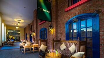 8 restaurants, international cuisine