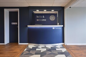 Lobby - Travelodge Northampton Upton Way (Northampton)