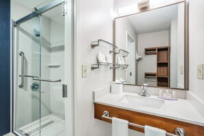 Kostenlose Toilettenartikel, Haartrockner, Handtücher