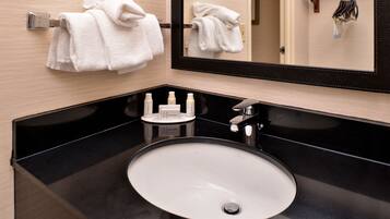 Toalettartikler (inkludert), hårføner, håndklær og såpe