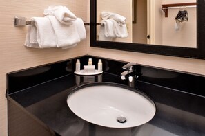 Toalettartikler (inkludert), hårføner, håndklær og såpe