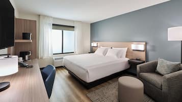 Habitación, 1 cama de matrimonio grande (Mobility Accessible Roll-in Shower) | Escritorio, espacio para trabajar con un portátil, cortinas opacas