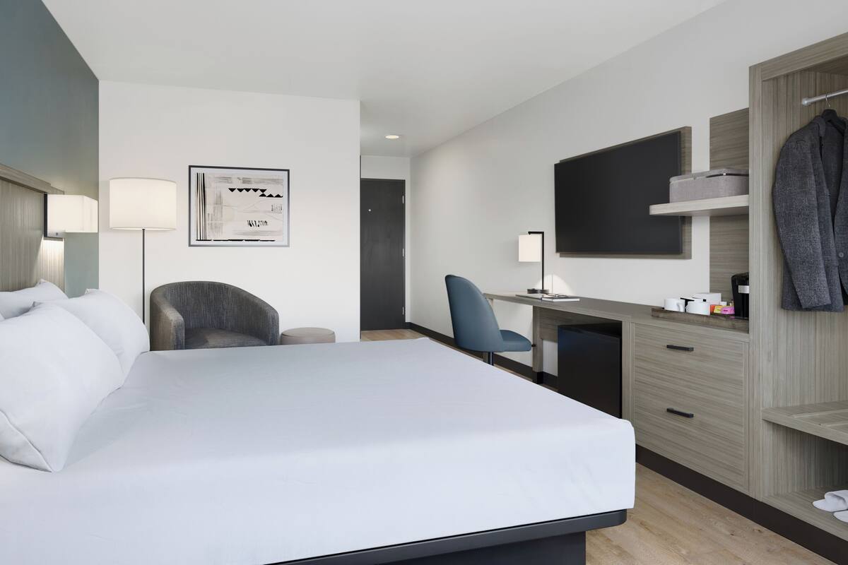 Room, 1 King Bed | Desk, laptop workspace, blackout curtains, iron/ironing board
