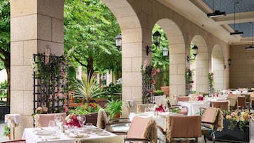 3 restaurants, breakfast served
