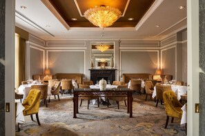 3 restaurants, breakfast served